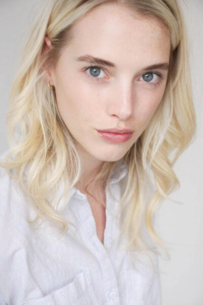 英国模特Becca Horn拥有一头如云的金色卷发和漂亮的蓝眼睛