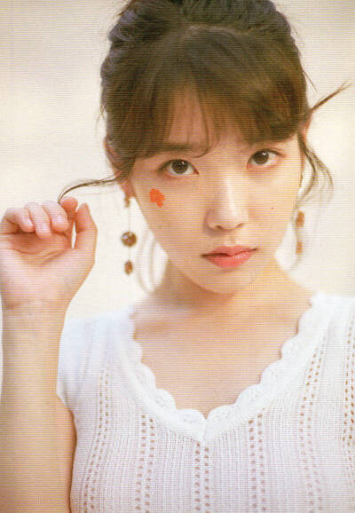 李知恩（IU），1993年5月16日出生于韩国首尔，韩国女歌手、演员、主持人。2008年，在音乐节目《M! Countdown》中以一首《迷儿》正式出道。2011年，凭借歌曲《好日子》在韩国走红，并发行专辑《Last Fantasy》；同年…