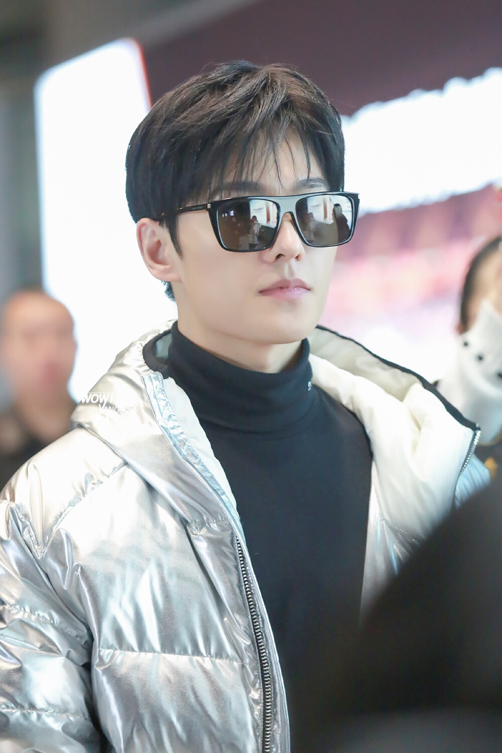 杨洋·2018.01.11 深圳-北京
cr@WOW-YangYang
大佬感
墨镜 | @YvesSaintLaurent SL156 Rectangle Sunglasses
外套 | @Lost_General Silver Down Jacket
上衣 | @CalvinKlein 205W39NYC Cotton Turtleneck Top ​​​