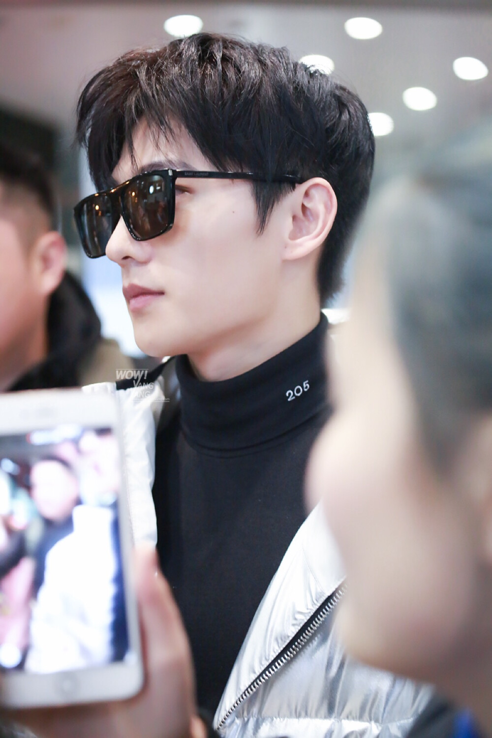 杨洋·2018.01.11 深圳-北京
cr@WOW-YangYang
大佬感
墨镜 | @YvesSaintLaurent SL156 Rectangle Sunglasses
外套 | @Lost_General Silver Down Jacket
上衣 | @CalvinKlein 205W39NYC Cotton Turtleneck Top ​​​