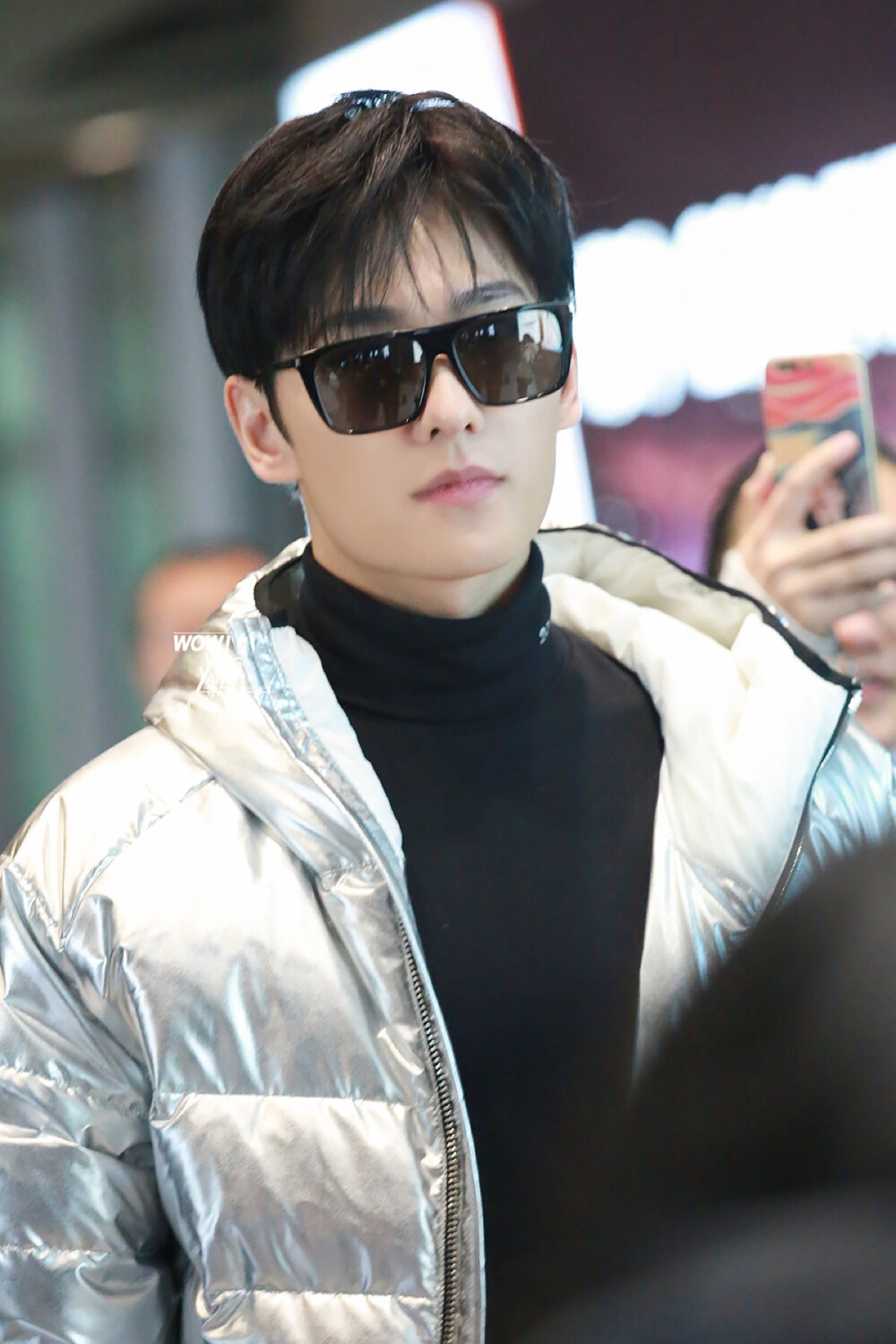 杨洋·2018.01.11 深圳-北京
cr@WOW-YangYang
大佬感
墨镜 | @YvesSaintLaurent SL156 Rectangle Sunglasses
外套 | @Lost_General Silver Down Jacket
上衣 | @CalvinKlein 205W39NYC Cotton Turtleneck Top ​​​