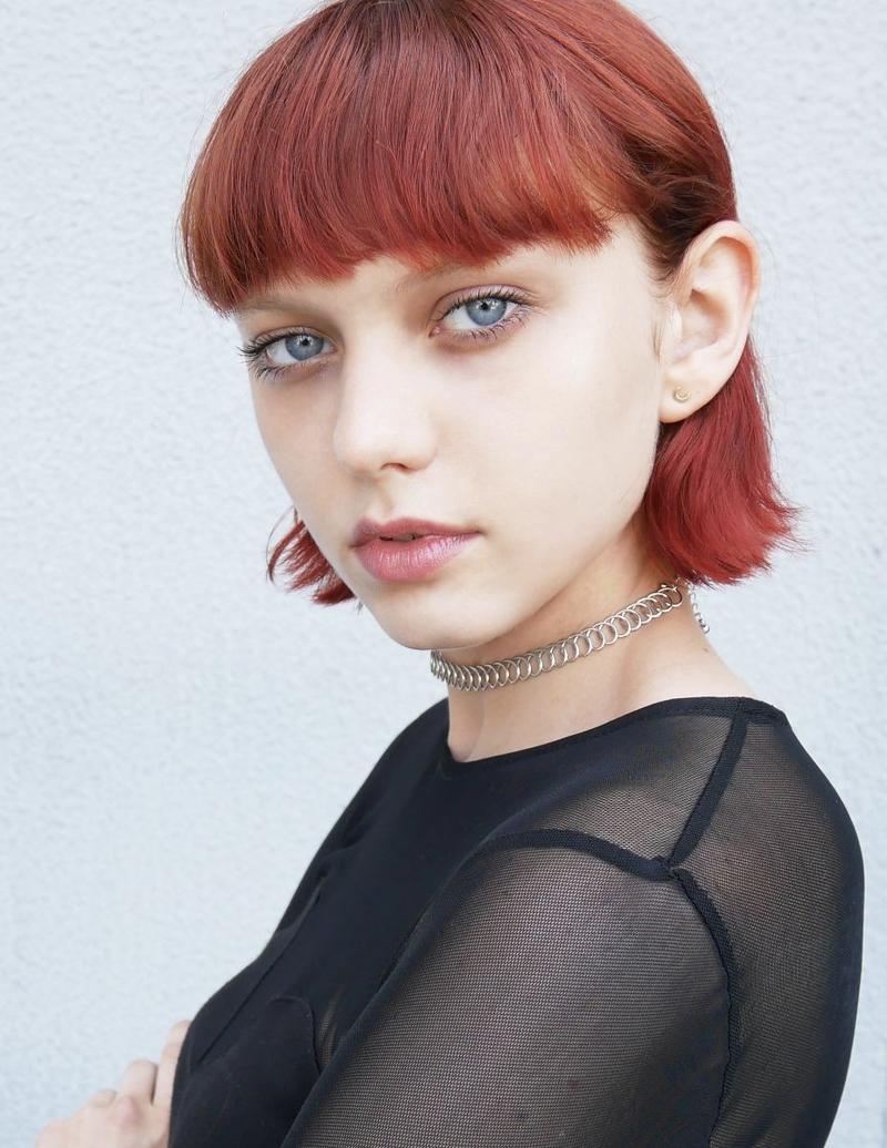 美国模特katie moore有红色的短发和美丽的蓝眼睛