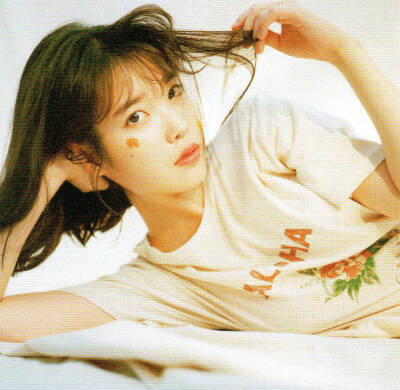 李知恩（IU），1993年5月16日出生于韩国首尔，韩国女歌手、演员、主持人。2008年，在音乐节目《M! Countdown》中以一首《迷儿》正式出道。2011年，凭借歌曲《好日子》在韩国走红，并发行专辑《Last Fantasy》；同年…