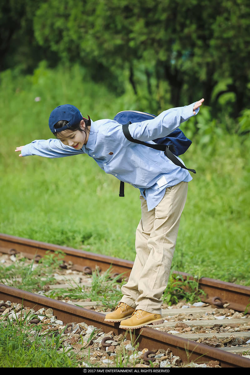 李知恩（IU），1993年5月16日出生于韩国首尔，韩国女歌手、演员、主持人。2008年，在音乐节目《M! Countdown》中以一首《迷儿》正式出道。2011年，凭借歌曲《好日子》在韩国走红，并发行专辑《Last Fantasy》；同年出演电视剧《Dream high》。2013年，发行专辑《MODERN TIMES》再次获得关注；同年出演KBS周末剧《最佳李顺心》和KBS水木剧《漂亮男人》。2014年10月2日，发行的单曲《昭格洞》取得了GENIE实时榜连续7次破表，MelOn实时榜连续4次破表，全网AK的成绩。2015年，出演KBS金土剧《制作人》。2016年，主演电视剧《步步惊心：丽》