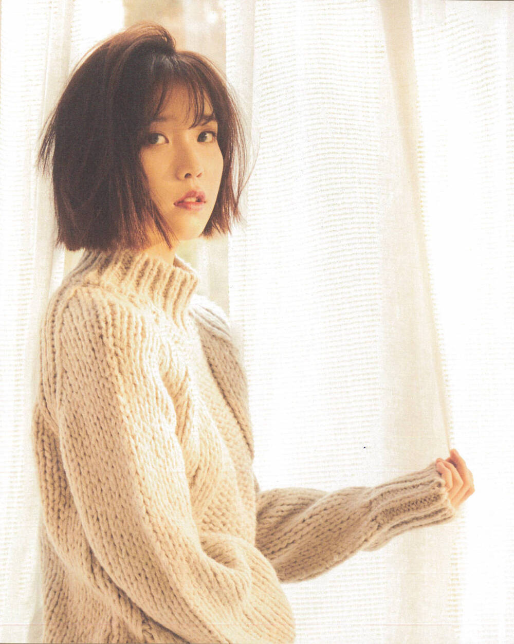 李知恩（IU），1993年5月16日出生于韩国首尔，韩国女歌手、演员、主持人。2008年，在音乐节目《M! Countdown》中以一首《迷儿》正式出道。2011年，凭借歌曲《好日子》在韩国走红，并发行专辑《Last Fantasy》；同年出演电视剧《Dream high》。2013年，发行专辑《MODERN TIMES》再次获得关注；同年出演KBS周末剧《最佳李顺心》和KBS水木剧《漂亮男人》。2014年10月2日，发行的单曲《昭格洞》取得了GENIE实时榜连续7次破表，MelOn实时榜连续4次破表，全网AK的成绩。2015年，出演KBS金土剧《制作人》。2016年，主演电视剧《步步惊心：丽》