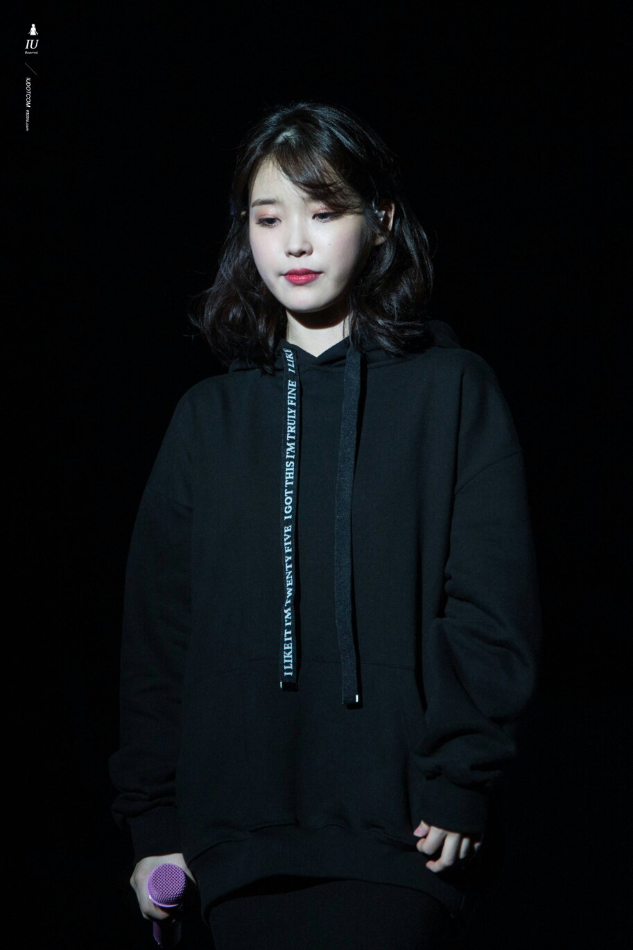 李知恩（IU），1993年5月16日出生于韩国首尔，韩国女歌手、演员、主持人。2008年，在音乐节目《M! Countdown》中以一首《迷儿》正式出道。2011年，凭借歌曲《好日子》在韩国走红，并发行专辑《Last Fantasy》；同年出演电视剧《Dream high》。2013年，发行专辑《MODERN TIMES》再次获得关注；同年出演KBS周末剧《最佳李顺心》和KBS水木剧《漂亮男人》。2014年10月2日，发行的单曲《昭格洞》取得了GENIE实时榜连续7次破表，MelOn实时榜连续4次破表，全网AK的成绩。2015年，出演KBS金土剧《制作人》。2016年，主演电视剧《步步惊心：丽》