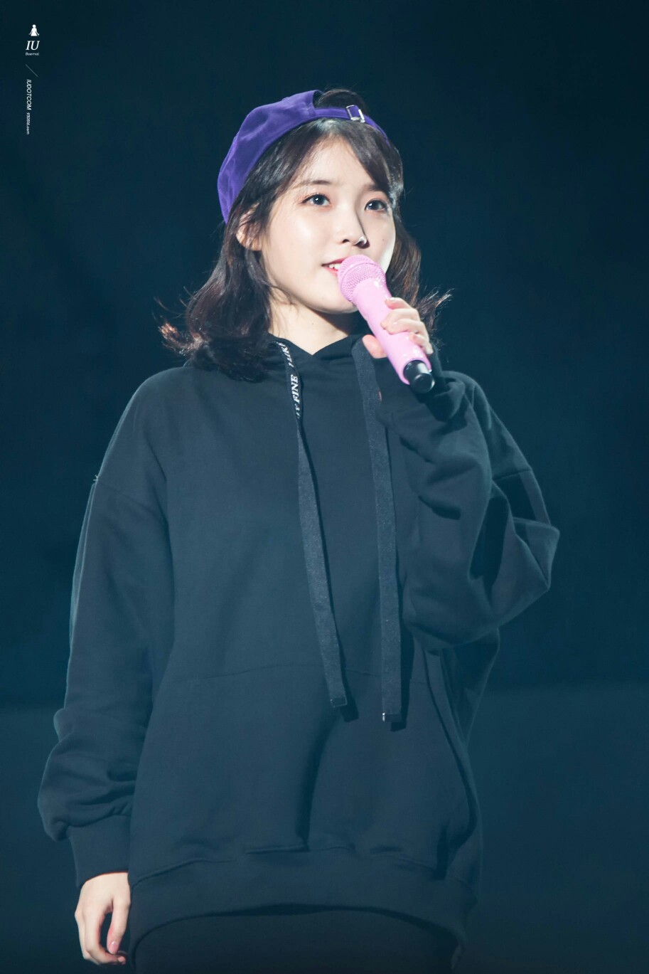 李知恩（IU），1993年5月16日出生于韩国首尔，韩国女歌手、演员、主持人。2008年，在音乐节目《M! Countdown》中以一首《迷儿》正式出道。2011年，凭借歌曲《好日子》在韩国走红，并发行专辑《Last Fantasy》；同年出演电视剧《Dream high》。2013年，发行专辑《MODERN TIMES》再次获得关注；同年出演KBS周末剧《最佳李顺心》和KBS水木剧《漂亮男人》。2014年10月2日，发行的单曲《昭格洞》取得了GENIE实时榜连续7次破表，MelOn实时榜连续4次破表，全网AK的成绩。2015年，出演KBS金土剧《制作人》。2016年，主演电视剧《步步惊心：丽》