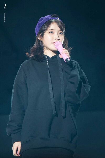 李知恩（IU），1993年5月16日出生于韩国首尔，韩国女歌手、演员、主持人。2008年，在音乐节目《M! Countdown》中以一首《迷儿》正式出道。2011年，凭借歌曲《好日子》在韩国走红，并发行专辑《Last Fantasy》；同年…