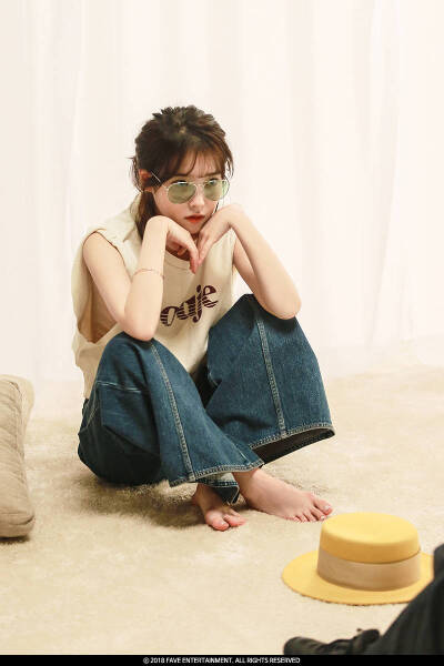 李知恩（IU），1993年5月16日出生于韩国首尔，韩国女歌手、演员、主持人。2008年，在音乐节目《M! Countdown》中以一首《迷儿》正式出道。2011年，凭借歌曲《好日子》在韩国走红，并发行专辑《Last Fantasy》；同年…