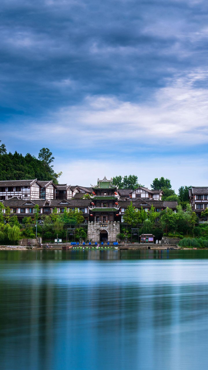 枕山面江，狭长的古街，古风古貌，韵味悠远，充满了诗情画意。©壹刻传媒