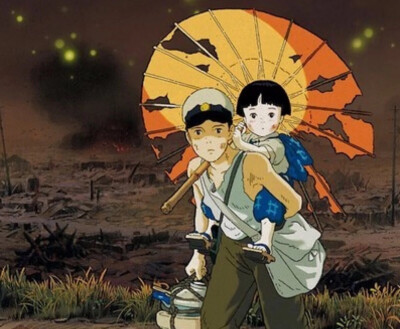 [萤火虫之墓] (Grave of Fireflies) 影片讲述了在二战后期的神户，因空袭而失去母亲被亲戚家领养的哥哥清太和4岁的妹妹节子在临组的（二战时期为统治当时的人们而设立的机构）统治下，远离人们，藏在一个洞穴里生活…