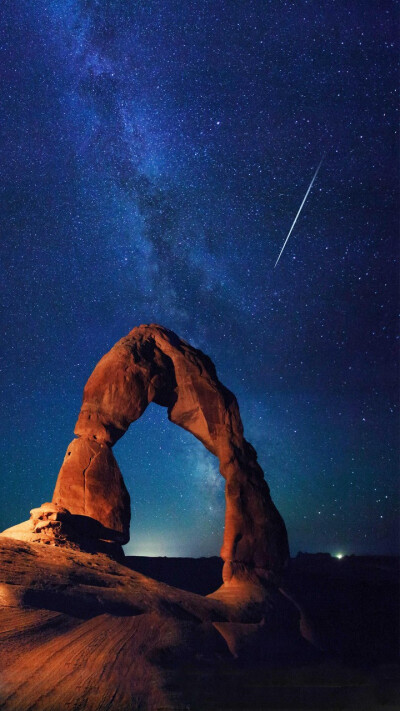 这里是最大的天然砂岩拱门地貌集中地，而到了夜间，又悄然变成了经典赏星地之一。©壹刻传媒