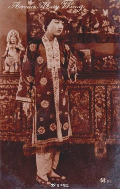 黄柳霜的一张照片，身穿披风，可能是二十年代后期的。 