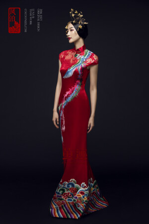 锦袍炫丽仪态娇，圆臀玉腿细柔腰。
痴迷竟日旗服美，饱览娥眉乐陶陶。