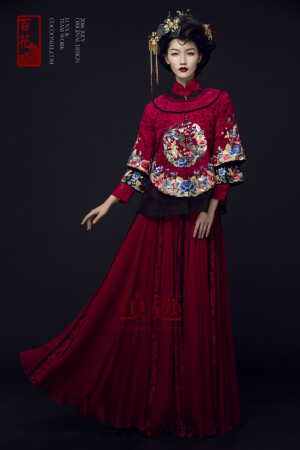 锦袍炫丽仪态娇，圆臀玉腿细柔腰。
痴迷竟日旗服美，饱览娥眉乐陶陶。