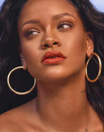 Rihanna † ®
☈