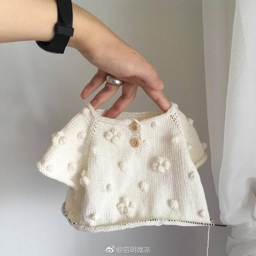  白色小毛衣