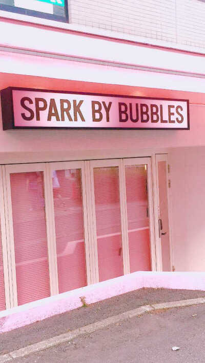 所有的宣言都张牙舞爪。
所有的离开都不动声色。