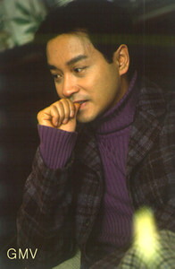 咬手指的可爱荣 哈哈