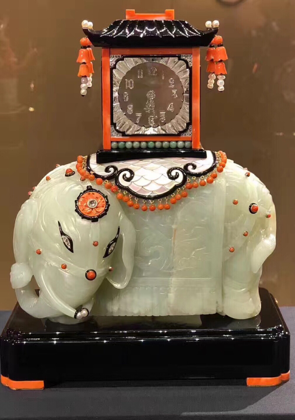 卡地亚搬出了镇店之宝从1914年历年来制作的mystery clock来SIHH展示，有些钟耗时2000小时的制作工时，一年的产量是1-2件。