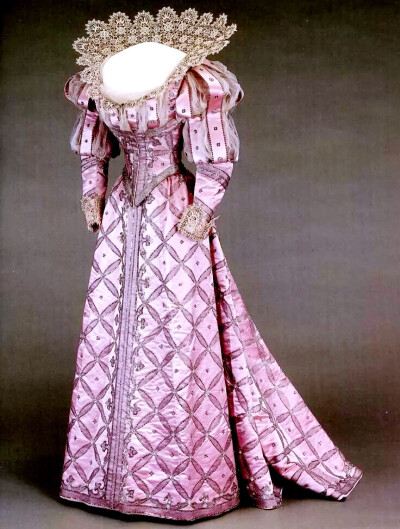 丹麦王妃maud的裙子，是粉红色的，定制于巴黎的Victoire Morin and Marie Blossier，以银丝妆点。这个巴黎高定品牌同样十分出名，很多19世纪的欧洲王室成员都是他们的客户
