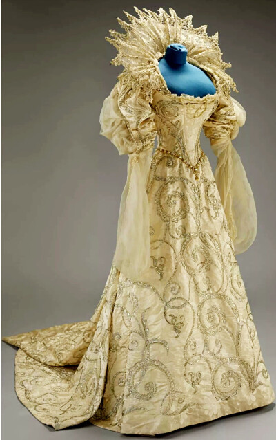 六世波特兰公爵夫人扮演16世纪的萨沃伊公爵夫人，服装由巴黎Worth打造，用了大量银丝，镶有珍珠与亮片