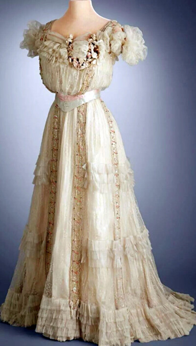 名为“甜蜜十六岁”的塔夫绸天鹅绒珊瑚莱茵石晚礼服是为玛荷丽16岁那年正式踏入社交圈而特别准备的，是玛荷丽人生中的第一件礼服，也是她步入这个五彩斑斓社交圈的开始/华盛顿/1903年
