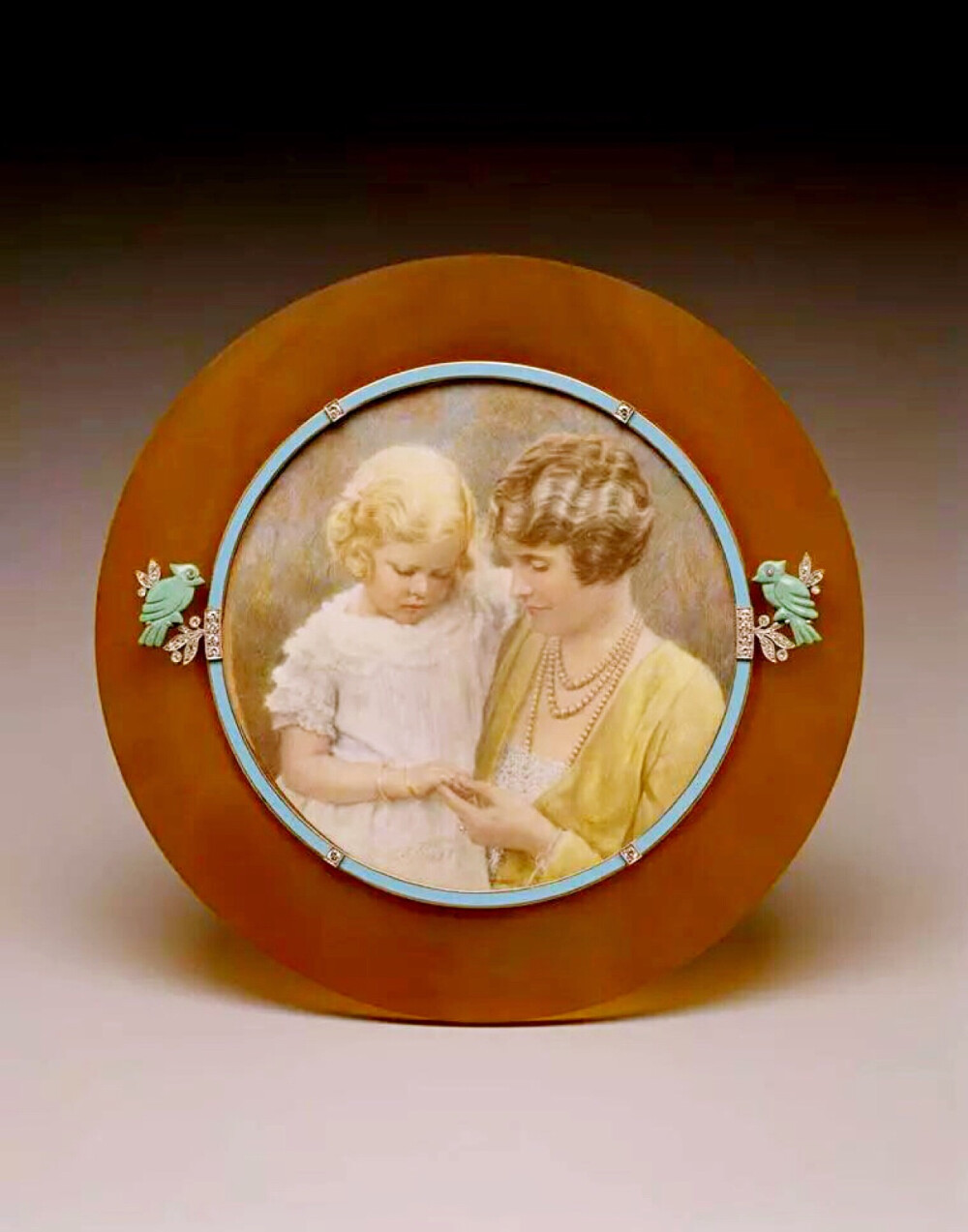 玛瑙珐琅钻石绿松石金质相框，中间是一张玛荷丽和女儿Nedenia的照片/卡地亚/1928年
