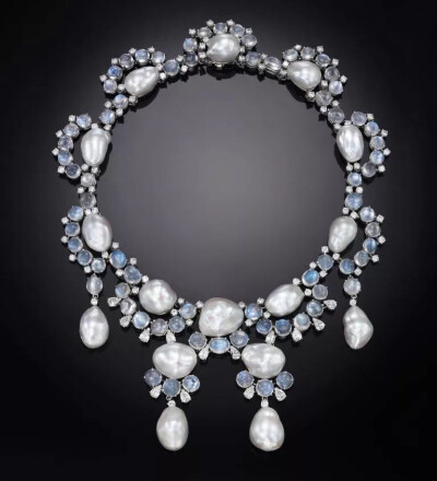 玛荷丽还有一条造型华美的月长石珍珠项链/Geogre Headley/1966年
