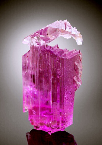 紫锂辉 Kunzite 有种让人无法抗拒独有的美 ​​​