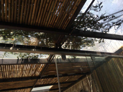 #野造-空间设计# 客栈改造项目部分展示，增设的房间用大量的竹子等自然元素调整整体氛围。
