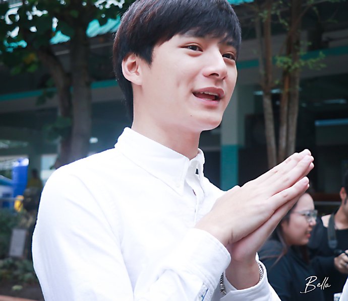 #KristPerawat# #Kristtps#新的一年，更要好好的想你，好好的爱你，好好的做你的小士兵，称职的呦呦。晚安，krist。感谢文案：浅浅Cr：NaruemonBell@kristtpsperawat 剩余周边售卖：O网页链接 ...展开全文c