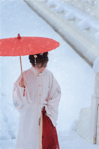 只如今，穿越数千里，遇见初雪霁晴，却不见你。