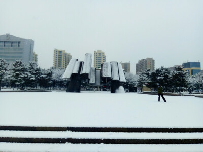 俗话说：冬练三九。这不，在这大雪地里就发现了一个晨练的人。