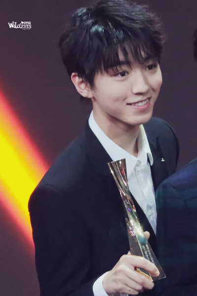 #王俊凯闪耀微博之夜##从开始到未来，只为王俊凯# 为正能量偶像@TFBOYS-王俊凯 打callK雾中列车 ​​​​