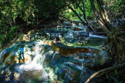 瀑布温泉（HotSpring Waterfall） 温泉池距离甲米城区约一小时车程。瀑布位于甲米考帕邦刊自然保护区内，三级石灰岩的低洼地形成了大大小小的天然浴池，不同段落瀑布的水温不一样，你可以在浴池间来回体验。