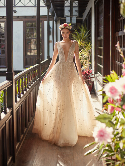 以色列顶级婚纱品牌 Galia Lahav 2018 秋冬系列高定婚纱广告大片 本季系列以「Florence by Night 佛罗伦萨之夜」为题，以具有立体感的花卉刺绣搭配细密的碎钻作为点缀，轻柔的薄纱在浅绿色调的衬托下呈现出唯美梦幻…