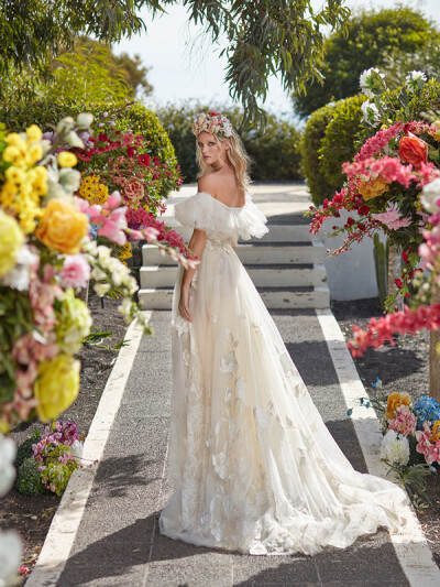 以色列顶级婚纱品牌 Galia Lahav 2018 秋冬系列高定婚纱广告大片 本季系列以「Florence by Night 佛罗伦萨之夜」为题，以具有立体感的花卉刺绣搭配细密的碎钻作为点缀，轻柔的薄纱在浅绿色调的衬托下呈现出唯美梦幻…