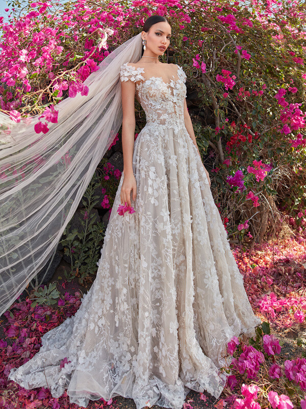 以色列顶级婚纱品牌 Galia Lahav 2018 秋冬系列高定婚纱广告大片 本季系列以「Florence by Night 佛罗伦萨之夜」为题，以具有立体感的花卉刺绣搭配细密的碎钻作为点缀，轻柔的薄纱在浅绿色调的衬托下呈现出唯美梦幻之感～