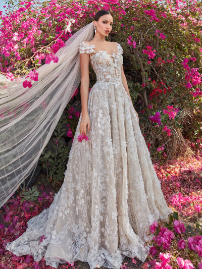 以色列顶级婚纱品牌 Galia Lahav 2018 秋冬系列高定婚纱广告大片 本季系列以「Florence by Night 佛罗伦萨之夜」为题，以具有立体感的花卉刺绣搭配细密的碎钻作为点缀，轻柔的薄纱在浅绿色调的衬托下呈现出唯美梦幻…