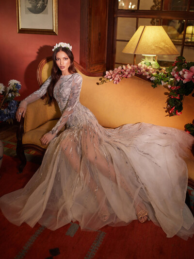 以色列顶级婚纱品牌 Galia Lahav 2018 秋冬系列高定婚纱广告大片 本季系列以「Florence by Night 佛罗伦萨之夜」为题，以具有立体感的花卉刺绣搭配细密的碎钻作为点缀，轻柔的薄纱在浅绿色调的衬托下呈现出唯美梦幻…