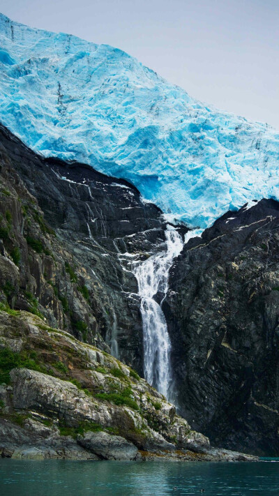 千古长如白练飞，一条界破青山色。——唐·徐凝©壹刻传媒