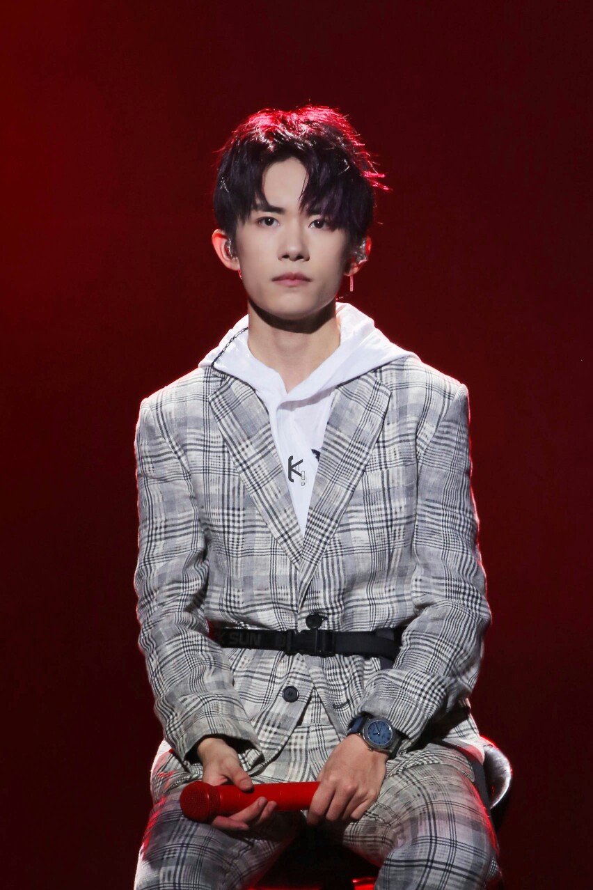 易烊千玺tfboys1128易烊千玺十七岁生日会高清帅气