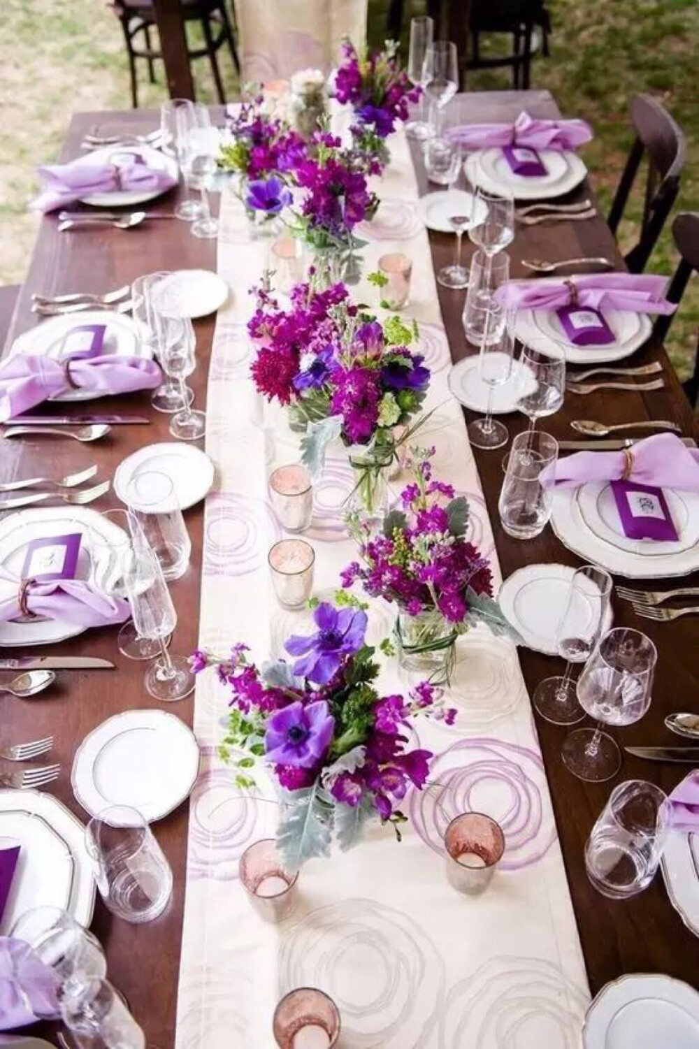 紫色是一个很难用的颜色，但它在宴会布置中还挺常见的，尤其是在婚礼上，香芋紫与白色搭配很有梦幻感。在家宴上用紫色，或许可以来点深色的，也是高贵优雅的调性。