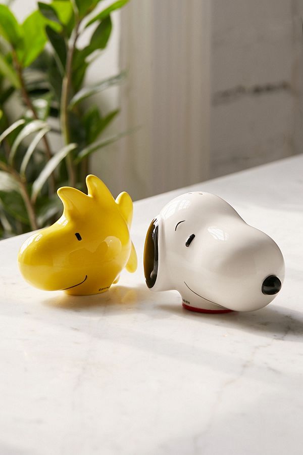 Slide View: 1: Peanuts Salt And Pepper Shaker Set