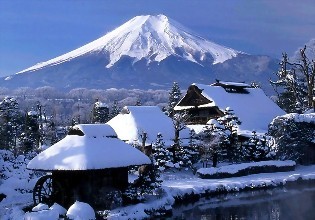 说到日本，最著名的当属日本的富士山，“万古天风吹不断，青空一朵玉芙蓉。”是日本诗人安积艮斋赞美富士山的诗