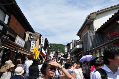 清水寺现今为京都旅游团最集中的地点，愈是最好的季节，愈是人满为患，实在过于影响观感，无力体验，从图片就可以看出，真是人挤人，头碰头