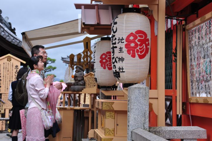 清水寺是世界文化遗产，建于音羽山上。地主神社是清水寺所在山域的守护神社。不过，地主神社在日本名闻遐迩的原因，还是因为这里的恋爱之神十分灵验，成双成对来这里的情侣真不少。