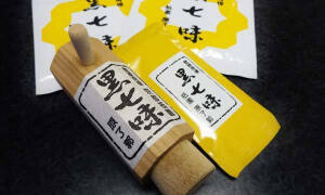 【黑七味（八角筒）】
日本特有的调味料，以辣椒为主，混合7种香料。记得看《海女》时配豆团汤就有加这个，在伊势丹地下一楼就可以看到喔！