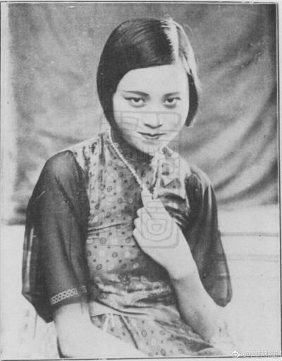 "小妹妹"黎明晖，家里人称她为"少爷"。毕业于两江女师，在电影圈内外，深得观众喜爱。